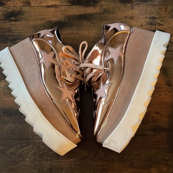 Stella McCartney
Women's Pink Rose Gold Metallic Elyse Stars Sneakers Size 36/6 - Picture 6 of 12